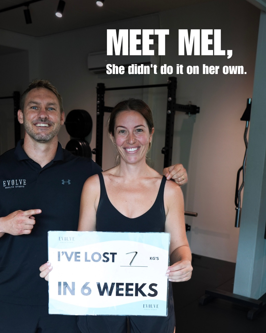 Mel holding a sign showing 7 kg lost