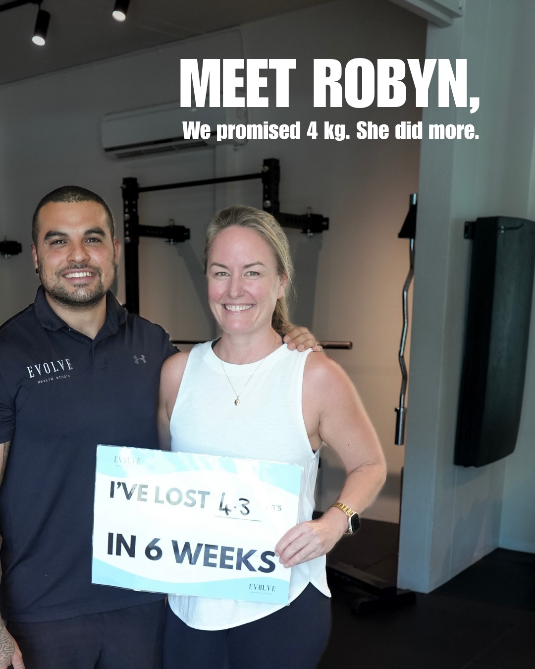 Robyn holding a sign showing 4.3 kg lost