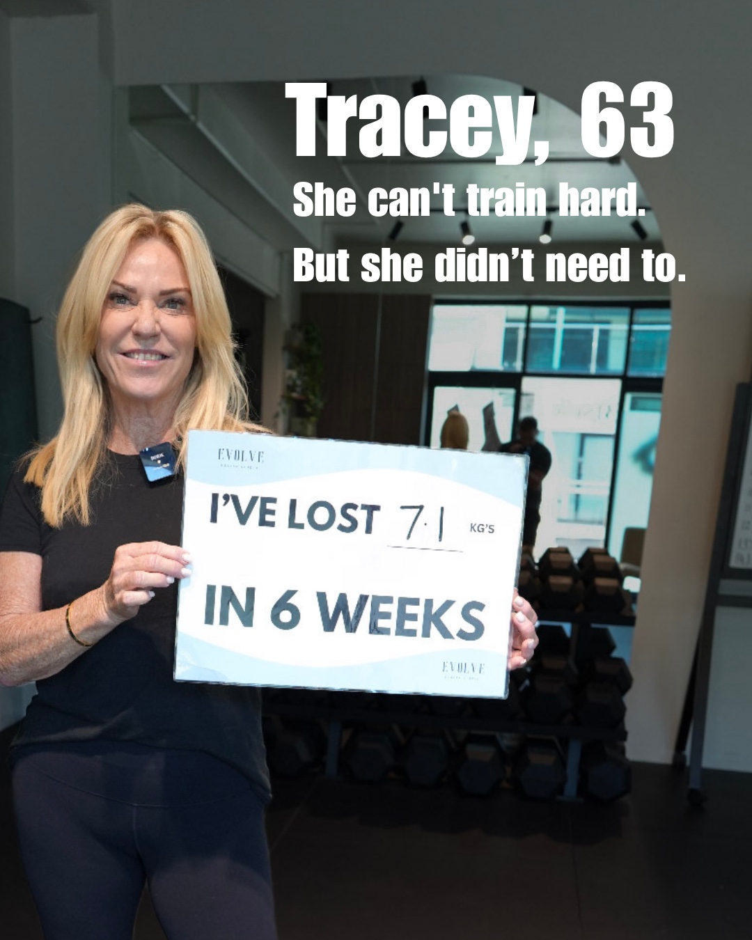 Tracey holding a sign showing 7.1 kg lost